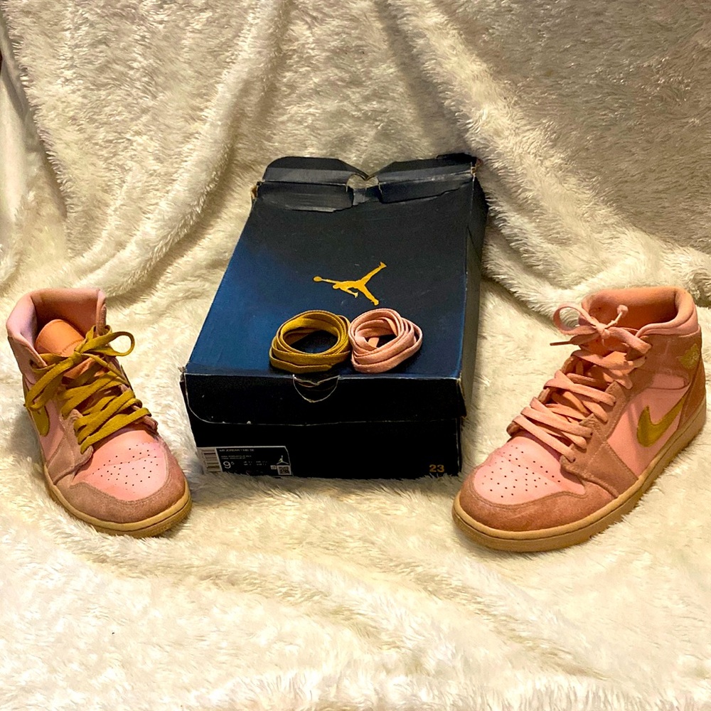 9.5 men/ 11 women Air Jordan 1 Midsize